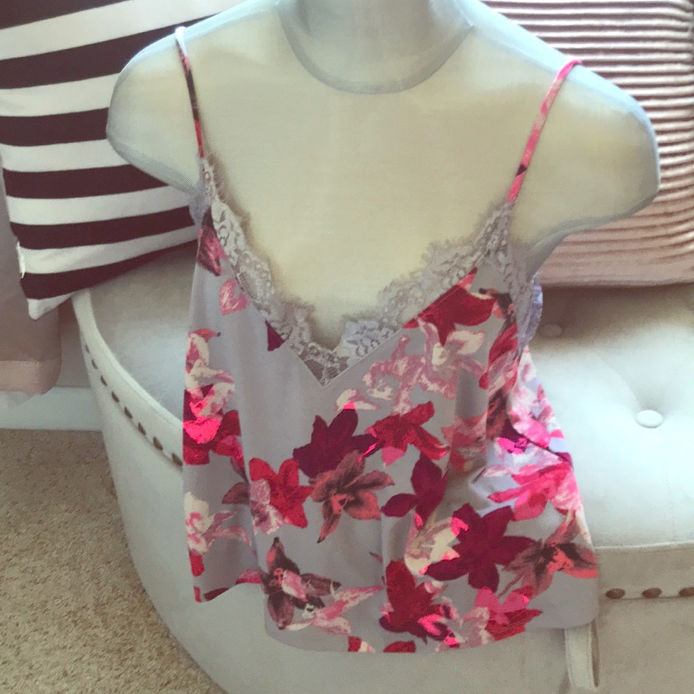 Silver 🌺 Floral Stretchy camisole Sz M